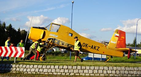 lenové Aeroklubu Jindichv Hradec pivezli letadlo na kruhový objezd bez