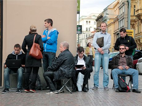 Fronta na zahájení prodeje iPhonu 5 v Praze