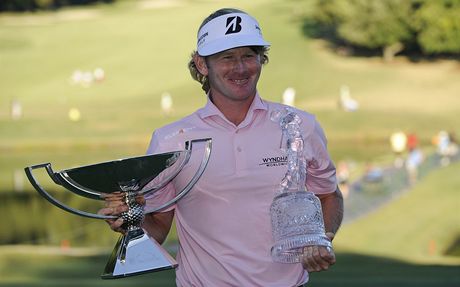 Brandt Snedeker s trofejemi o pro vtze Tour Championship a FedEx Cupu. 