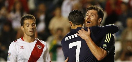 Cristiano Ronaldo (uprosted) se raduje s Xabi Alonsem z gólu Realu Madrid v