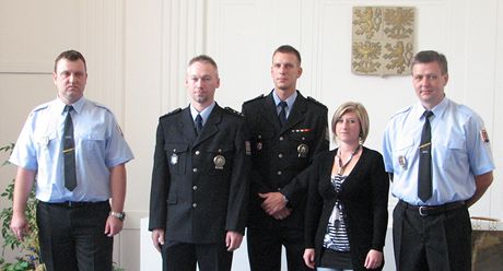 Ocenní zachránci batolete - Radka Kamlarová, vedle ní vlevo policisté Bohumil