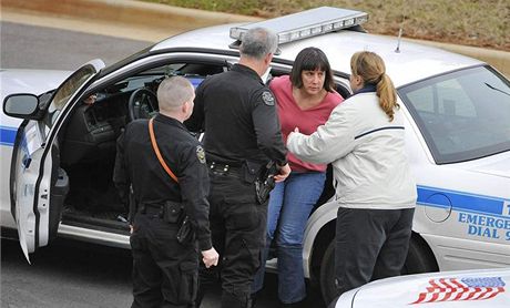 Amy Bishopovou odváí policie poté, co na univerzit v Alabam postílela ti své kolegy a dalí zranila.