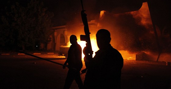 Obyvatelé Benghází vyrabovali základnu milice Ansar al-aría. (24. záí 2012)