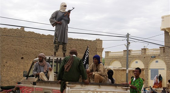 Bojovníci islamistického hnutí Ansar Dine v Timbuktu (31. srpna 2012)