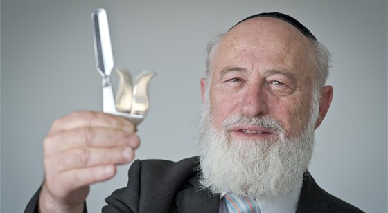 Nmecký rabín David Goldberg a jeho pomcky pro vykonání rituálu Brit mila ili
