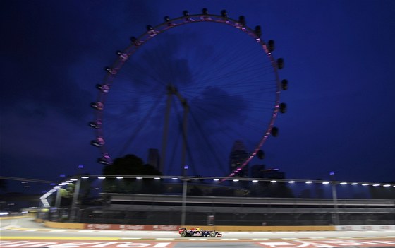 Sebastian Vettel pI prvním tréninku na Velkou cenu Singapuru