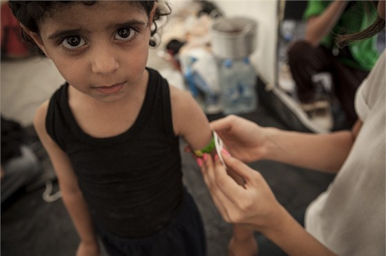 Syrské dít v uprchlickém táboe Zátarí v Jordánsku. (Snímek pochází ze 6....