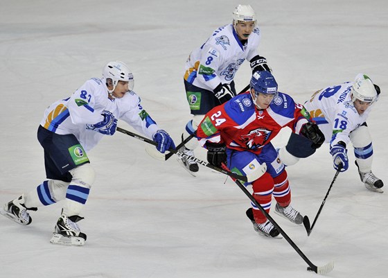 eský útoník Jií Hudler ze Lva Praha proniká mezi hrái Astany v zápase KHL.