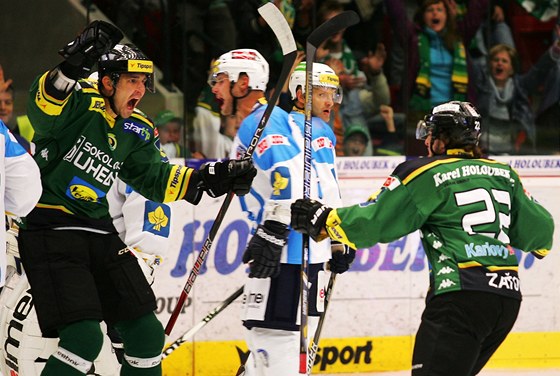 Karlovartí hokejisté se radují z gólu Martina Zaovie (vpravo) proti Plzni.