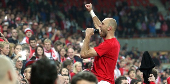 VÍTZNÉ DERBY. Martin Latka hrál derby proti Spart naposledy na podzim 2012. Tehdy gólem zaídil vítzství, které si pak uíval spolu s fanouky.