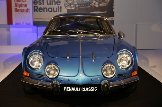 P�vodn� Alpine A110. Dnes vypad� v�kon maxim�ln� verze 140 kon� skromn�. Ve sv�...