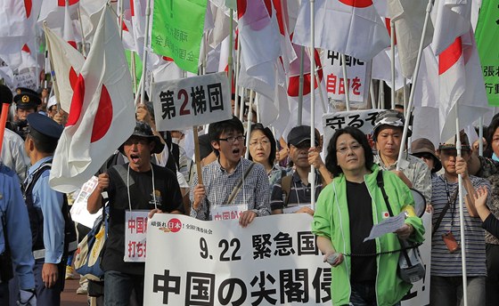 Protiínské protesty v Tokiu. Japonci chtjí, aby jim zstaly ostrovy Senkaku.