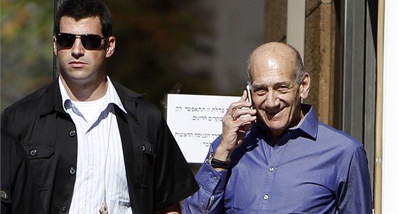 Ehud Olmert (vpravo) ped jeruzalémským soudem (24. záí 2012)