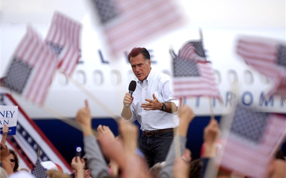 Mitt Romney promlouvá ke svým píznivcm ve stát Colorado, v pozadí je jeho