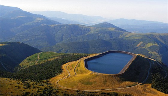 Krajským unikátem, který bude zastupovat Olomoucký kraj v celostátním hlasování, se stala peerpávací vodní elektrárna Dlouhé Strán (na snímku její horní nádr).
