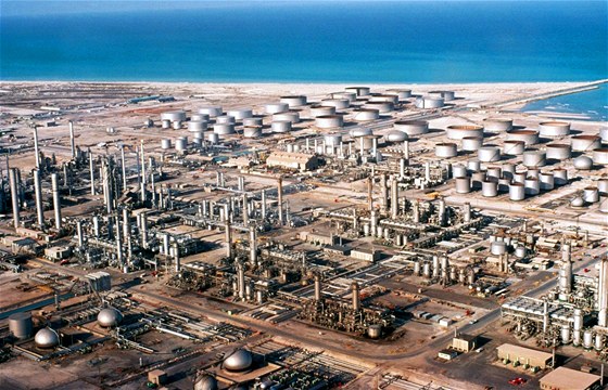 Letecký pohled na nejvtí svtovou ropnou rafinerii Ras Tanura v Saudské