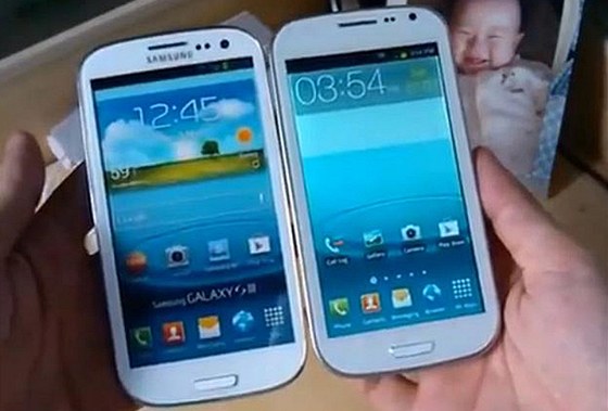 ínská kopie Samsungu Galaxy S III (vlevo) se prodává za necelou tetinu jeho