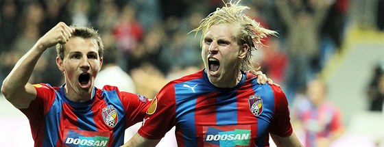 GÓL Frantiek Rajtoral (vpravo) se raduje z gólu v utkání Evropské ligy proti...