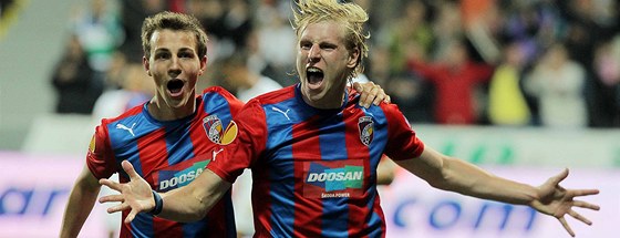 GÓL Frantiek Rajtoral (vpravo) se raduje z gólu v utkání Evropské ligy proti