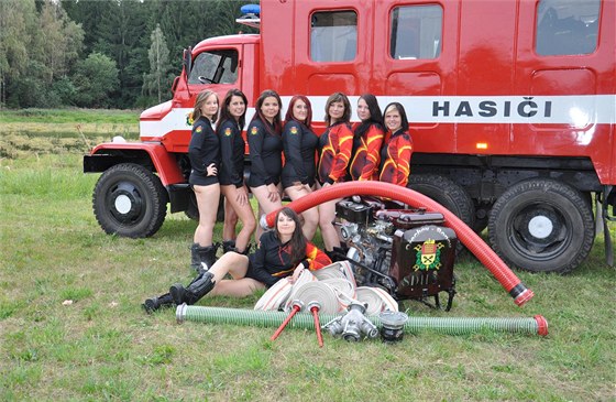 Dívky pózovaly i ped hasiským autem, ze shora zleva: Daniela B., Jiina H.,