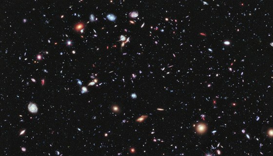 Pohled do vzdáleného vesmíru pořízený Hubbleovým teleskopem ukazuje celé „zoo“ galaxií různých velikostí. Ale velká část, zřejmě většina hmoty, která se v daném místě oblohy nachází, na snímku není vůbec vidět. 