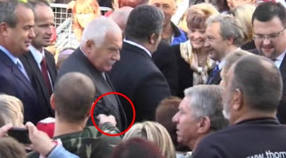 Muž střílí po prezidentovi Václavu Klausovi plastovou pistolí.