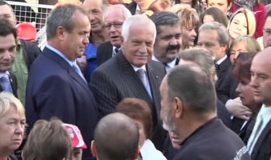 Chvíli po stelb se Václav Klaus u opt usmívá.