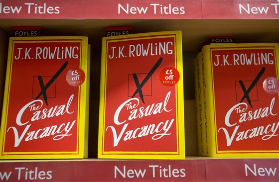 Novinka J. K. Rowlingové se objevila na britských pultech.