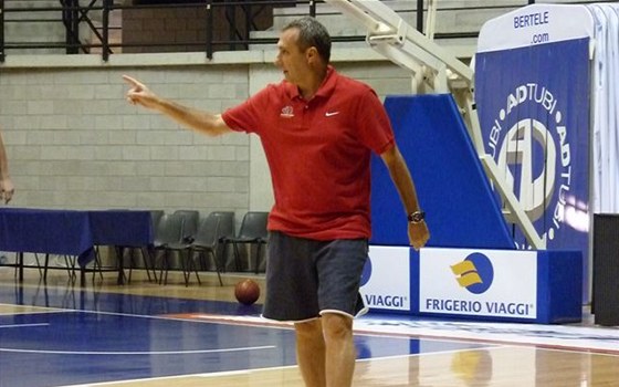 Kou nymburských basketbalist Ronen Ginzburg pi tréninku v italském Cantu. 