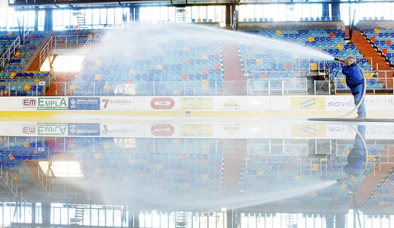 Soud musel nedávno také naídit výrobu ledu na hradeckém zimním stadionu, hradetí hokejisté nemli kde hrát.