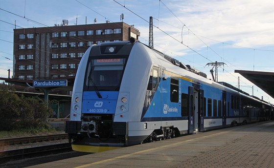 Moderní soupravy mohou jezdit mezi Pardubicemi a Hradcem Králové po obou kolejích.