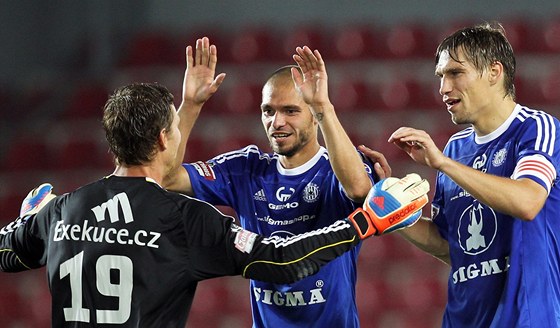 Olomoutí fotbalisté (zleva) Martin Blaha, Michal Vepek a Ale kerle se