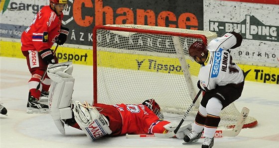 Sparanský útoník Jaroslav Hlinka v anci ped budjovickým gólmanem Lukáem