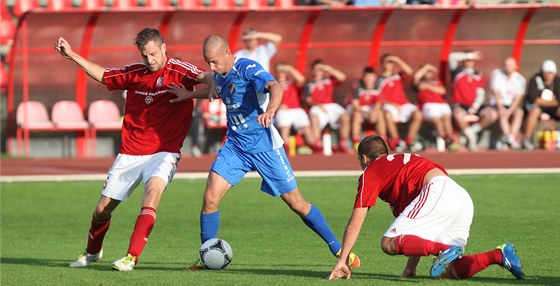 Souboj tineckého Hynka Prokee s baníkovským Daliborem Vaendou.