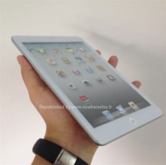 Snímek plochy údajného malého iPadu, který ukazuje nainstalovaný iOS5.