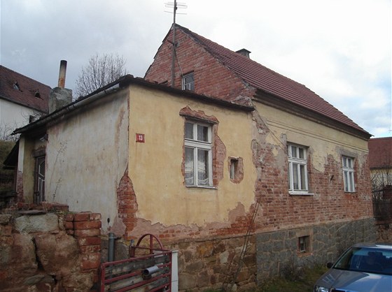 Původní vzhled domku. Tak stavba vypadala, když si ji majitel vyhlédl v obci...