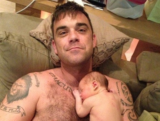 Robbie Williams a jeho dcera Theodora pár dní poté, co se narodila. 