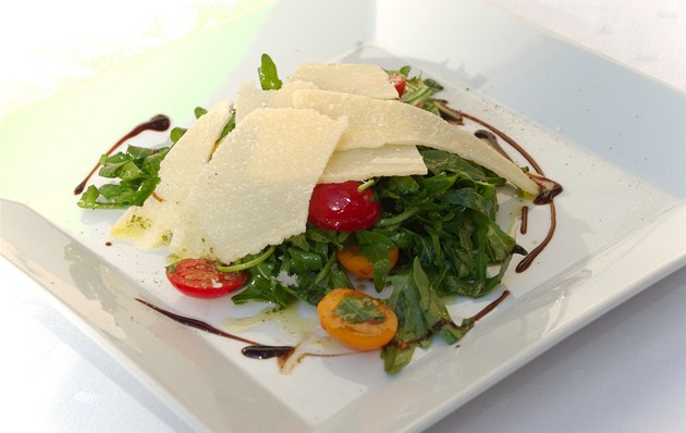 Parmezán a raj�ata chutnají výrazn� umami.