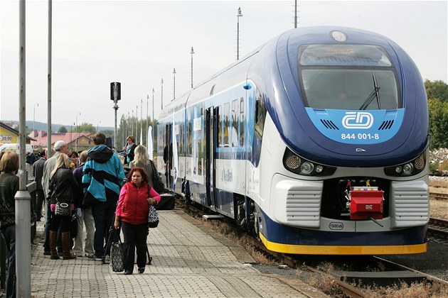 eské dráhy pedstavují v Karlovarském kraji motorový vlak Regioshark.