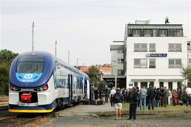 eské dráhy pedstavují v Karlovarském kraji motorový vlak Regioshark.