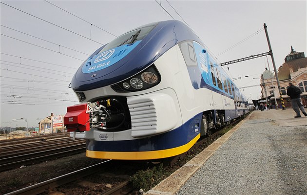 Nová vlaková souprava RegioShark má pedek ve tvaru tlamy raloka.