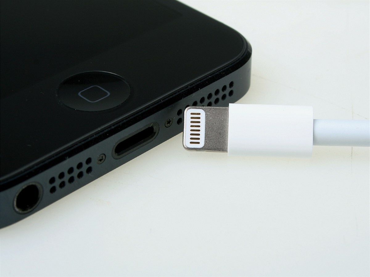 Lightning konektor se u iPhon� stane pomalu minulostí. První model, který o n�j p�ijde, má dorazit ji� p�í�tí rok. Ilustra�ní snímek
