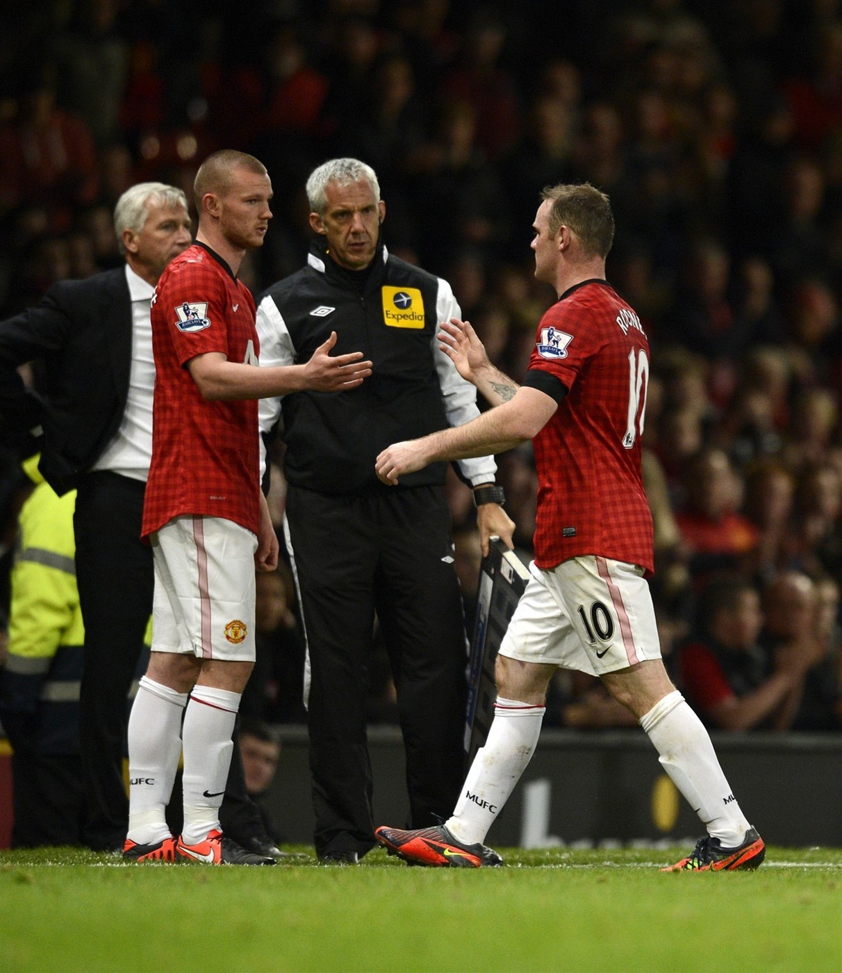 JEHO CHVÍLE P�ICHÁZÍ. Ryan Tunnicliffe (vlevo) st�ídá Wayna Rooneyho a