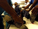 Lékai v Benghází oetují vojáka zranného pi víkendových nepokojích. (24.