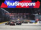 JDEME NA TO. Velká cena Singapuru krátce po startu -  v ele se drí vítz