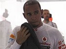 KONEC. Lewis Hamilton v paddocku poté, co musel kvli technické závad