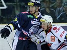POSILA Z NHL. Liberecký obránce Ladislav míd (vlevo) v zápase proti Chomutovu.