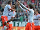 STELEC A GRATULANTI. Mario Manduki z Bayernu oslavuje gól v zápase s