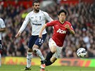 UTEU TI. indi Kagawa z Manchesteru United uniká Sandrovi z Tottenhamu.