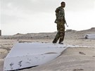 Somálský voják stojí u lunu na plái v somálském mst Hobyo, které bývalo